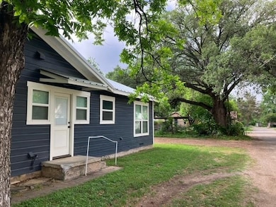 204 E Dry St, San Saba, TX 76877 - photo 4