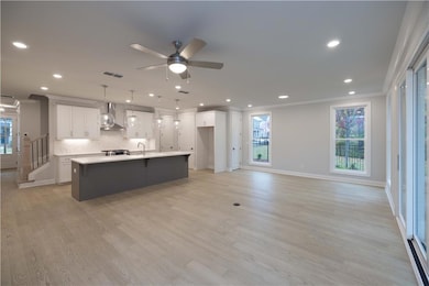 Open design, perfect for entertaining! *Please not