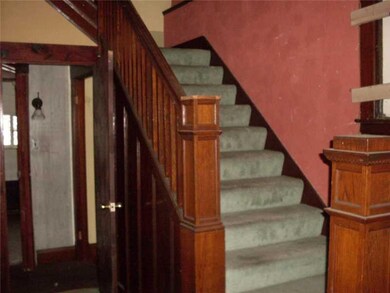 Entry/Foyer.