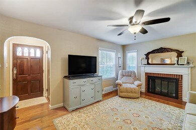 Living Room w/gas fireplace