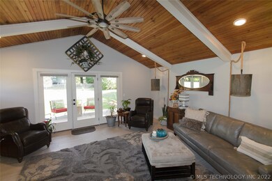 New den with vaulted ceiling, ceiling fan & recess