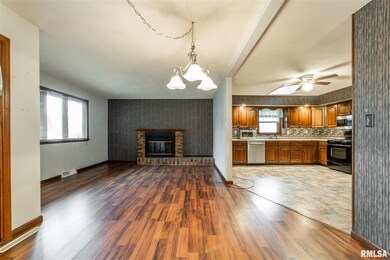 725 Oklahoma Ave, Lincoln, IL 62656 - photo 2