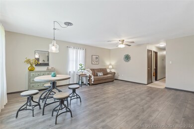 309 N Hickory Ln, Moore, OK 73160 - photo 6