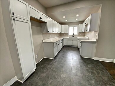 800 S 2nd Ave W, Newton, IA 50208 - photo 4