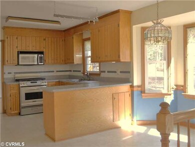 Kitchen - Eat in with bay window, gas cooking, bri