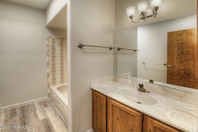 Guest Bath w/ Tub/Shower