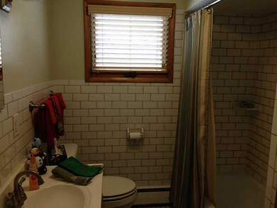 Full Bath. Updated subway tile,custom blinds, FRES