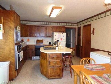 1546 Cliffwood Dr, Asheboro, NC 27205 - photo 3