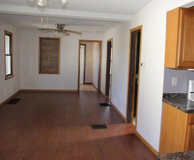 1007 W 2nd St S, Newton, IA 50208 - photo 3