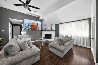 310 Kalmia Dr, Arlington, TX 76018 - photo 2