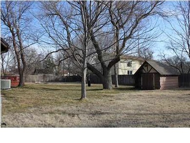 Huge fenced back yard with storage shed. Poulan ri