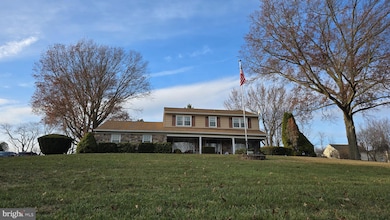 613 Hillcrest Dr, Perkasie, PA 18944 - photo 2