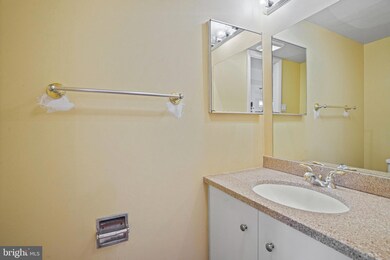 The Gibson unit 702, Washington, DC 20037 - photo 6