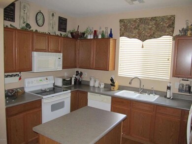 SPACIOUS KITCHEN WITH ISLAND
