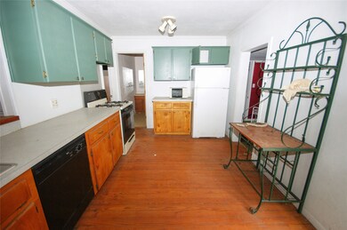 1300 W Dumble St, Alvin, TX 77511 - photo 4