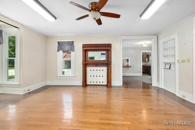 314 S Hudson St, Lowell, MI 49331 - photo 4