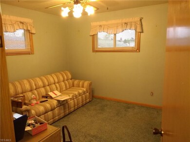 19270 Mccracken Rd, Maple Heights, OH 44137 - photo 3