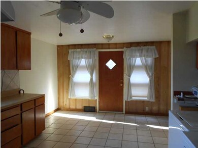 Open floorplan in eat-in ktichen.