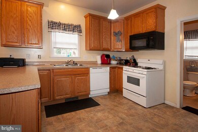 133 W Clayton Ave, Clayton, NJ 08312 - photo 4