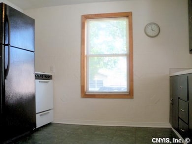 Kitchen. Eat in kitchen with all appliaces staying