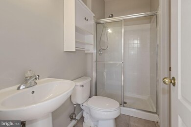 2392 Woodland Pond Ln, Herndon, VA 20171 - photo 5