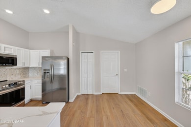 24-web-or-mls-5PromenadePlace-04863