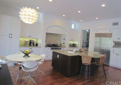 Gourmet Kitchen and breakfast nook with eating cou