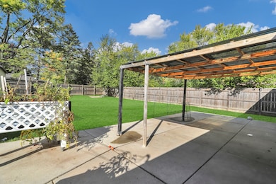 904 Woodland Dr, Wheeling, IL 60090 - photo 5