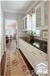 Butler's Pantry - Great for Entertaining