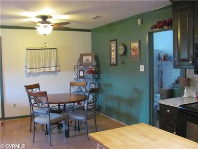 Breakfast Nook - Eat-in Dining Area
