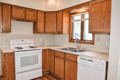 Fully applianced kitchen!