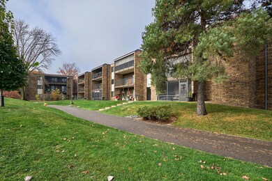 35 Nathan Ln N unit 220, Plymouth, MN 55441 - photo 2