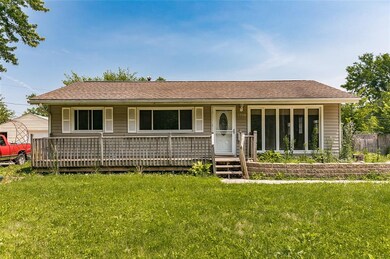 1709 10th St NW, Cedar Rapids, IA 52405 - photo 2