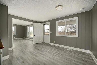 331 N Prairie Ln, Raymore, MO 64083 - photo 5