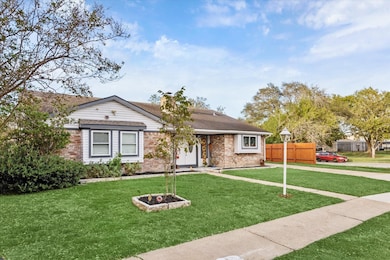 10402 Huntington Point Dr, Houston, TX 77099 - photo 2