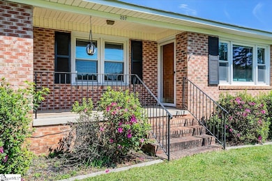 207 Lynn Ave, Laurens, SC 29360 - photo 2