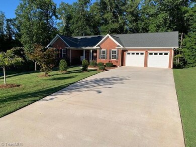 1006 E Chamberlin Dr, Asheboro, NC 27205 - photo 2