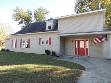 515 6th Ave NW, Independence, IA 50644 - photo 2