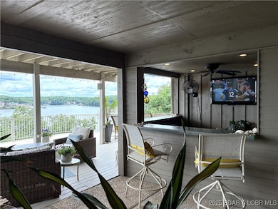 VIEW WORLD CLASS BOATING FROM YOUR OUTDOOR BAR