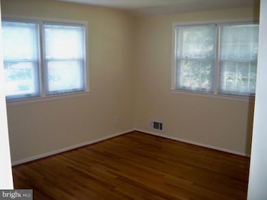 10704 Almond St, Fairfax, VA 22032 - photo 7