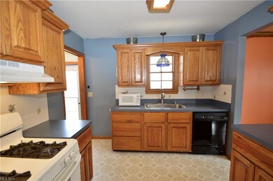 366 Erieview Blvd, Sheffield Lake, OH 44054 - photo 5