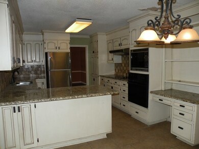 2003 Pine Forest Dr, Douglas, GA 31533 - photo 4