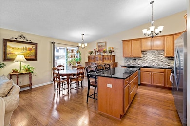 Dining area & kitchen