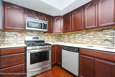 (6) EAT IN KITCHEN