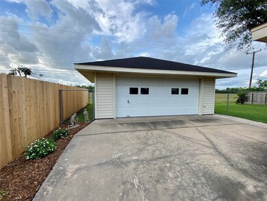 3933 Heatherglen St, Bay City, TX 77414 - photo 5