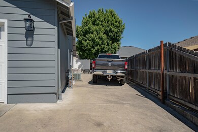 976 Jessica Ct, Eagle Point, OR 97524 - photo 3