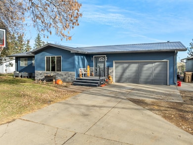 2009 Parkside Dr, Minot, ND 58701 - photo 2