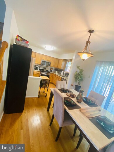 808 Queensdale Ct, Capitol Heights, MD 20743 - photo 2