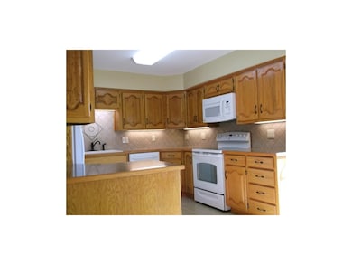 NEW Kitchen w/lights under counters
