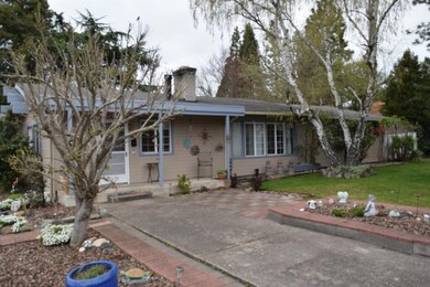 501 Hazel St, Central Point, OR 97502 - photo 2